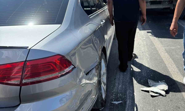 Siirt’te kamyon, kırmızı ışıkta bekleyen araçlara çarptı