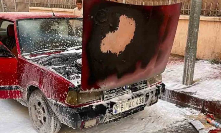 Gündemden Son Bilgiler: Siirt'te Park Halindeki Otomobil Alev Alev Yandı - Son Dakika