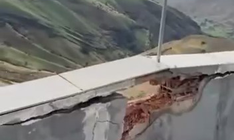 Siirt'te sağanak ve dolu caddeleri suya buladı, yıldırım 2 katlı binanın damını vurdu