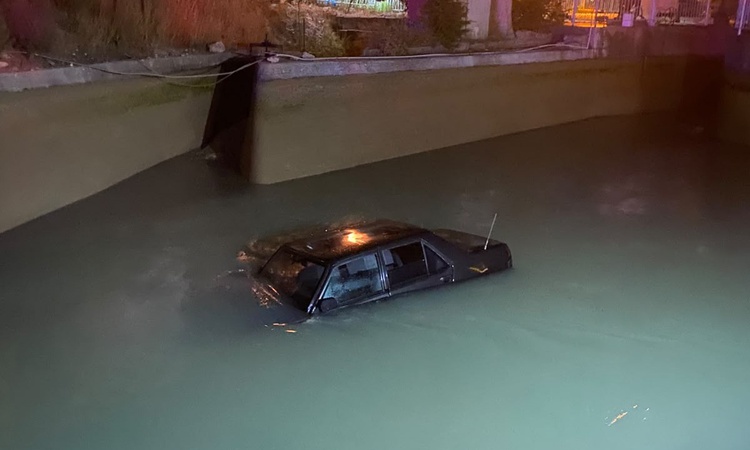 Silifke'de kanala düşen otomobil, kendini vince bağlayan şahısla birlikte çıkarıldı: Gelişmeler Takip Ediliyor