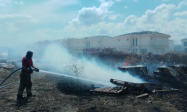 Ayrıntılar Netleşti: Silivri'de Otluk Alan Yangını İnşaat Malzemelerine Sıçradı - Son Dakika - Son Dakika Bilg