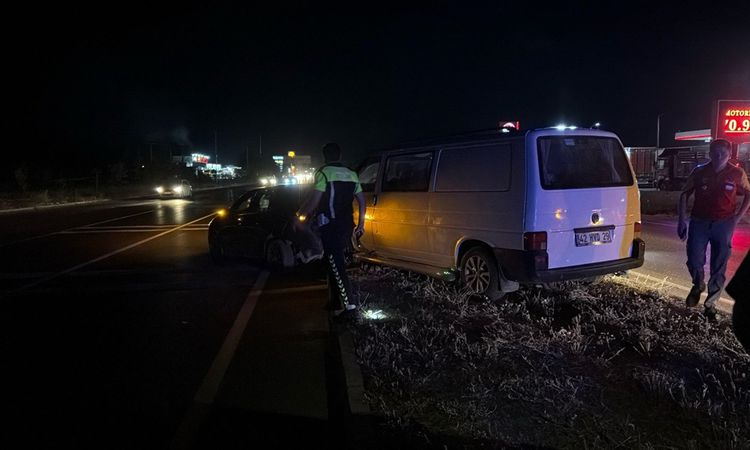 Gündemden Son Bilgiler: Sinanpaşa'da Kamyonet-Otomobil Çarpıştı: 11 Yaralı - Son Dakika Haberleri