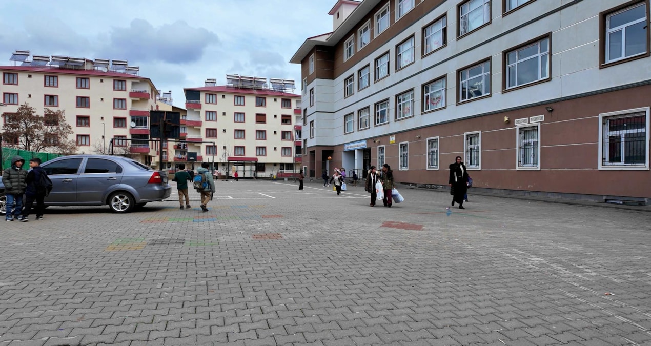 Sınıfta sıkılan sprey 6 öğrenciyi hastanelik etti - Son Dakika Haberleri | İşte Tüm Ayrıntılar