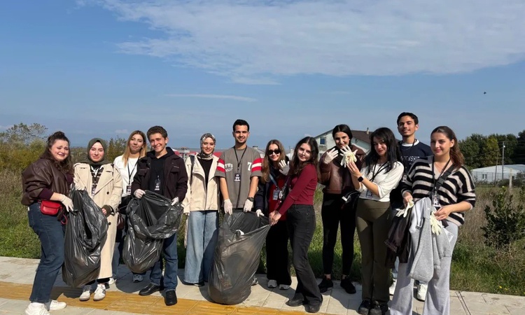 Sinop ve Kastamonu üniversiteli gençler ÜNİDES projesiyle çevre temizliği yaptı