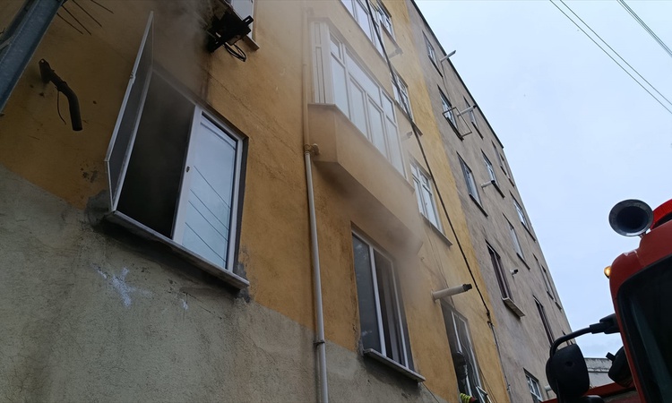 Sinop Kefevi Mahallesi'nde çıkan ev yangını söndürüldü, maddi hasar oluştu