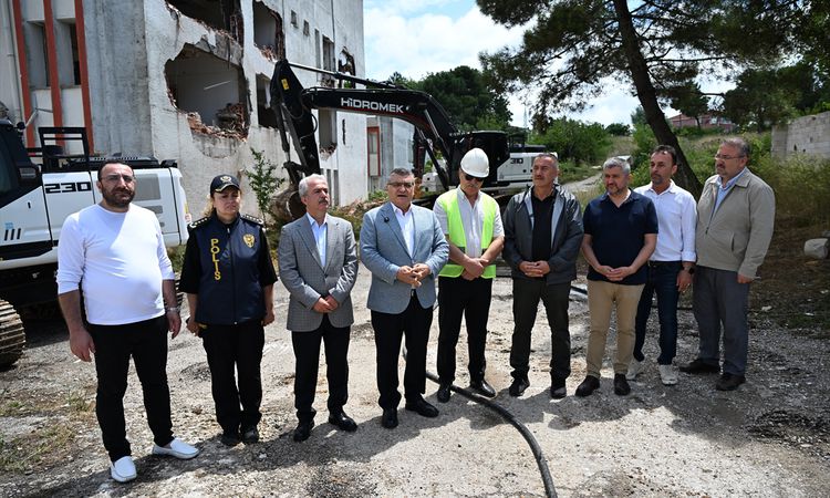 Gündemden Son Bilgiler: Sinop'ta depreme dayanıksız eski SSK Hastanesi yıkılıyor - Son Dakika