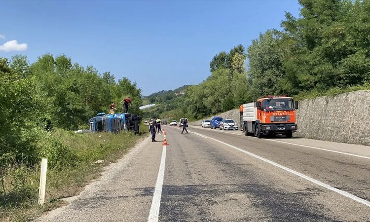 Sıcak Gündem: Sinop'ta TIR Devrildi: 3 Yaralı - Son Dakika Haberleri