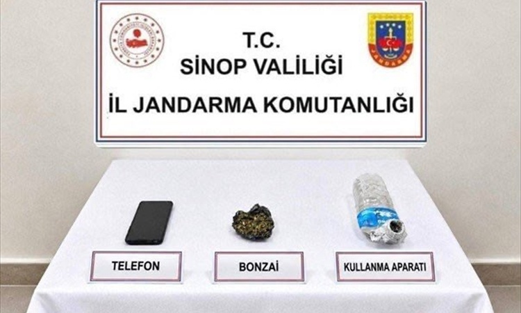 Sinop'ta uyuşturucu operasyonunda 4 kişi yakalanarak gözaltına sevk edildi, 33 gram uyuşturucu bulundu