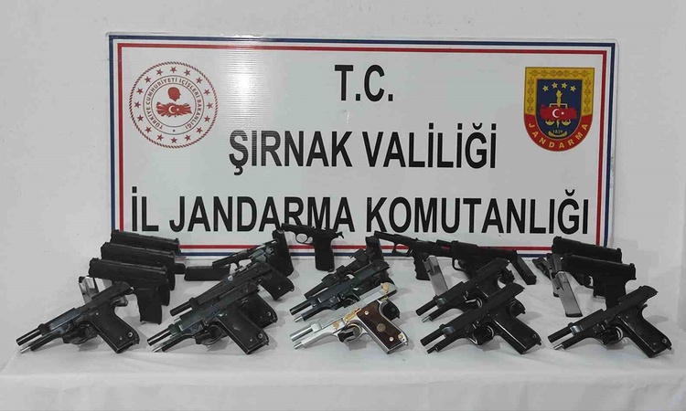 Şırnak'ta jandarma operasyonunda 3 tırda 19 tabanca ve uyuşturucu ele geçirildi: Gelişmeler Takip Ediliyor