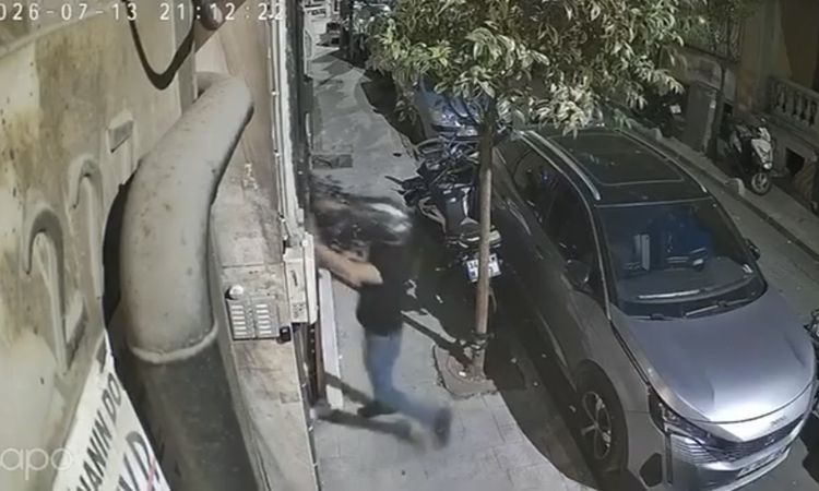 He came to the front of his divorced wife's house in Şişli; He attacked his father-in-law at the window with kicks and punches - Last Minute