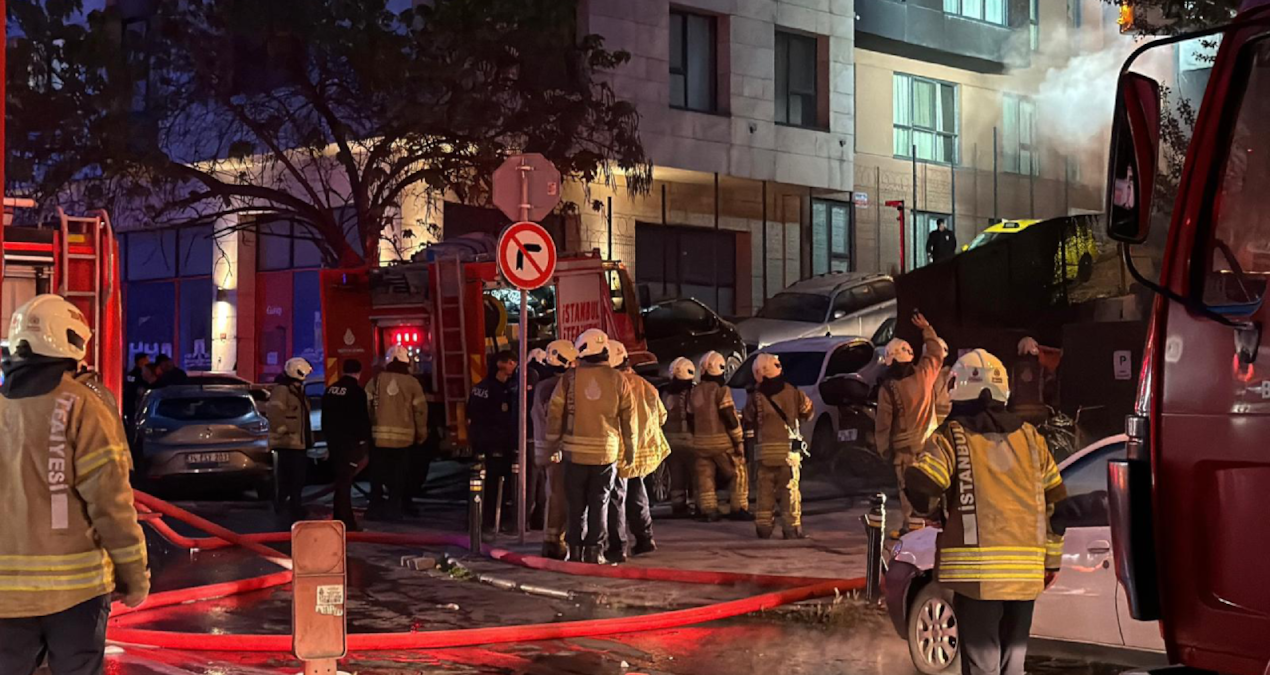 Gündemden Son Bilgiler: Şişli'de panik anları: Motosiklette başlayan yangın binaya da sıçradı - Son Dakika Hab