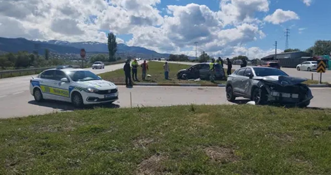 Gündemden Son Bilgiler: Sivas'ta iki otomobil çarpıştı, 4 kişi yaralandı - Son Dakika Haberleri