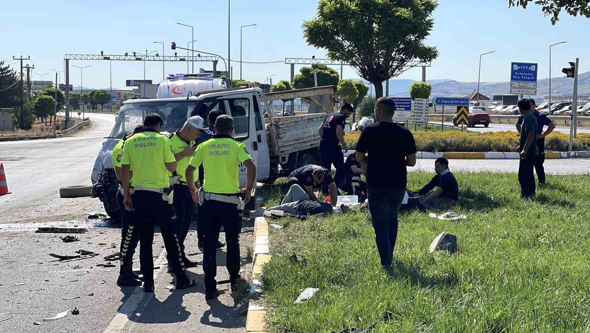 Pickup trucks collided in Sivas: 5 injured - Last Minute