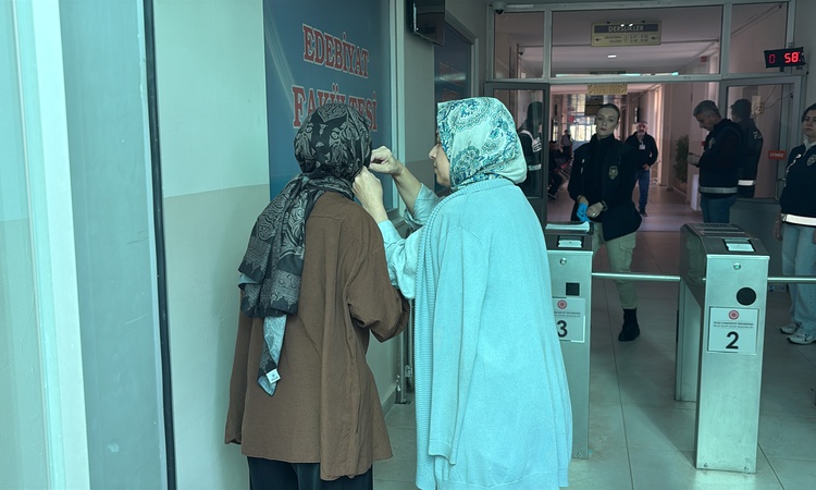Sivas'ta KPSS Ortaöğretim oturumu resmen start aldı, küpesini çıkarmayı unutan adaya yardım edildi ve Merak Ed