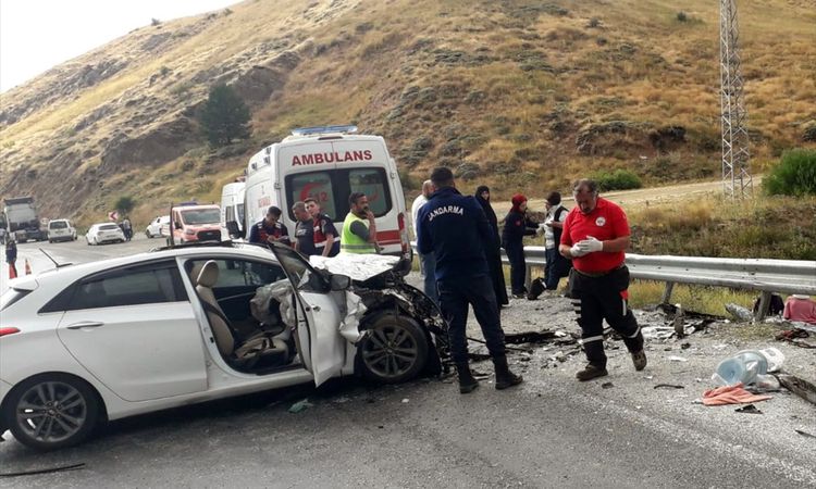 Sivas'ta Minibüs-Otomobil Çarpıştı: 11 Yaralı - Son Dakika Haberleri ve Merak Edilenler