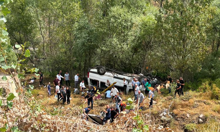 Kritik Açıklama: Sivas'ta Minibüs Şarampole Devrildi: 4 Ölü, 10 Yaralı - Son Dakika ve Merak Edilenler