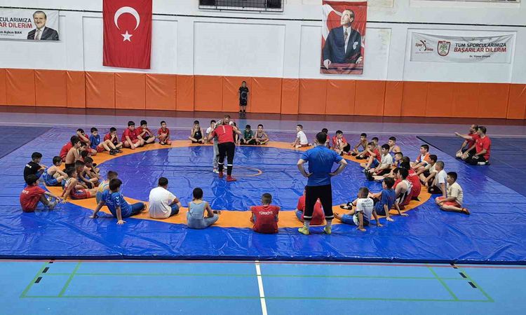 Gündemden Son Bilgiler: Sivas'ta Minik Güreşçiler Gelişim Kampında Buluştu - Son Dakika ve Merak Edilenler