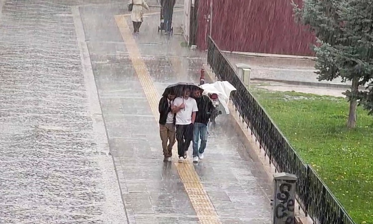 Sivas'ta öğle saatlerinde bastıran gök gürültülü sağanak yolları göle çevirdi ve Merak Edilenler