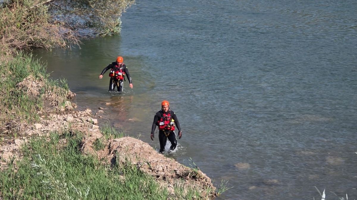 Search efforts continue in the Kelkit River for the young girl who disappeared after the accident in Sivas.