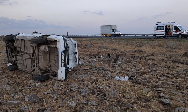 Siverek'te Otomobil Şarampole Devrildi: 4 Yaralı - Son Dakika - Son Dakika Bilgileri