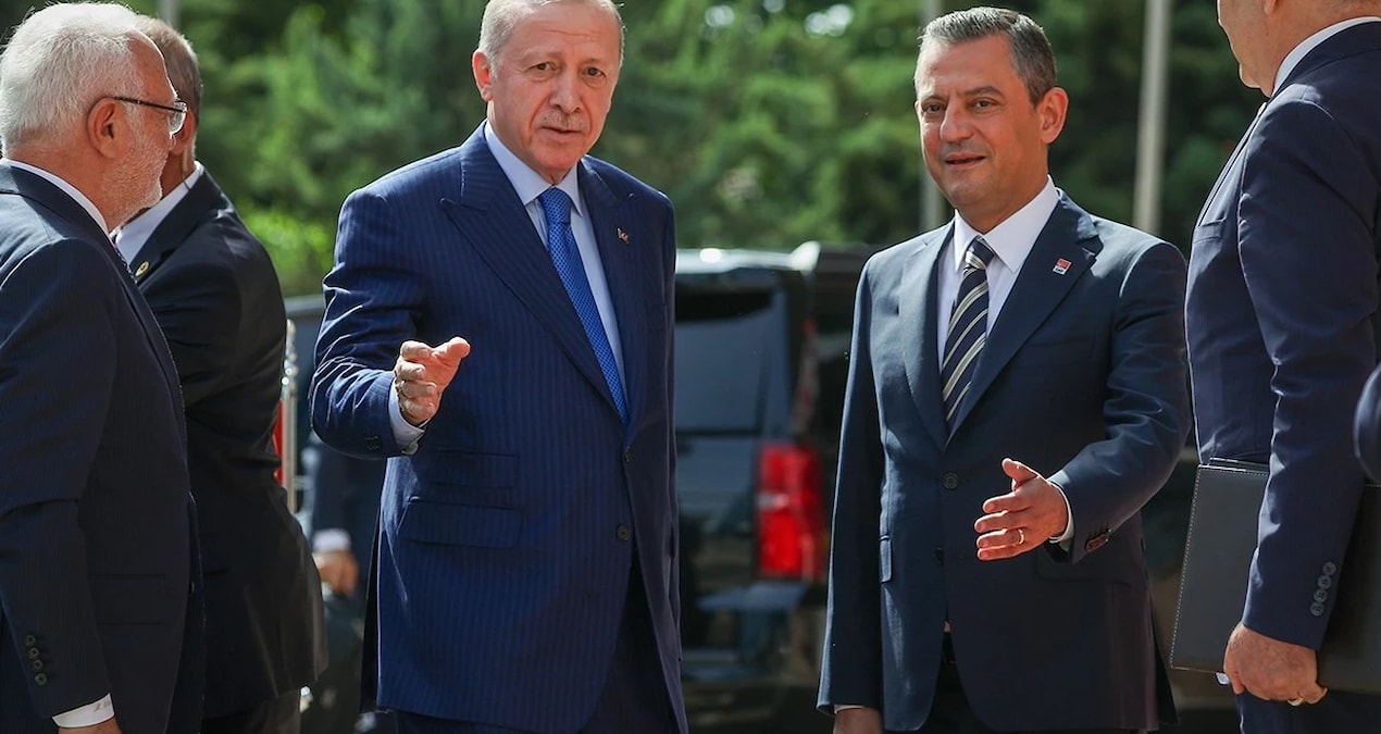 Ayrıntılar Netleşti: Siyasette dengeleri sarsan iki anket - En Son Haber: Gelişmeler Takip Ediliyor