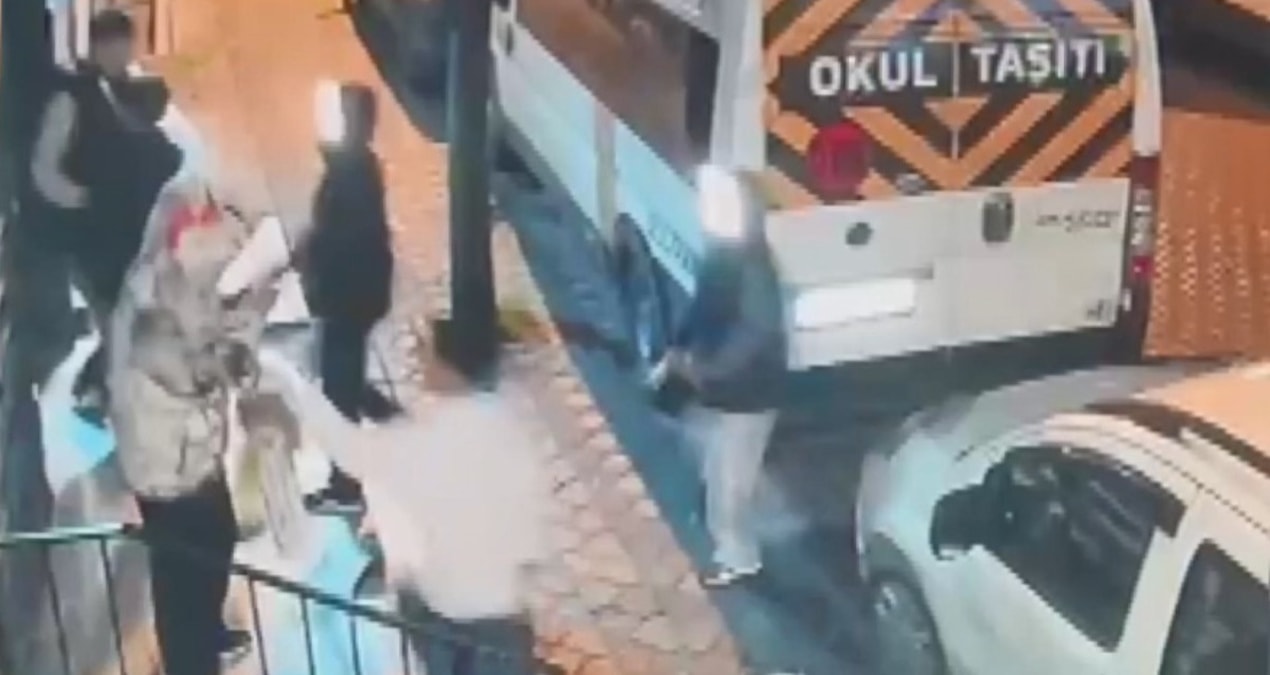 Gündemden Son Bilgiler: Sokak ortasında çocuklara saldırdılar! Satırlı dehşeti balkondan atılan saksı engelled