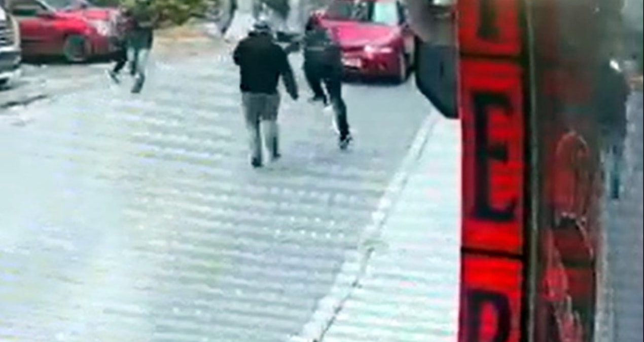 Gündemden Son Bilgiler: Sokakta çocuk dehşeti: Annesinin cenazesinden dönen yaşlı adamı hastanelik ettiler - E