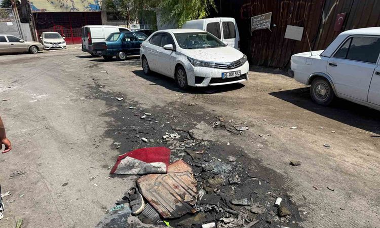 Kritik Açıklama: Sokaktaki derin çöküntü ve içine dolan atıklar - Son Dakika