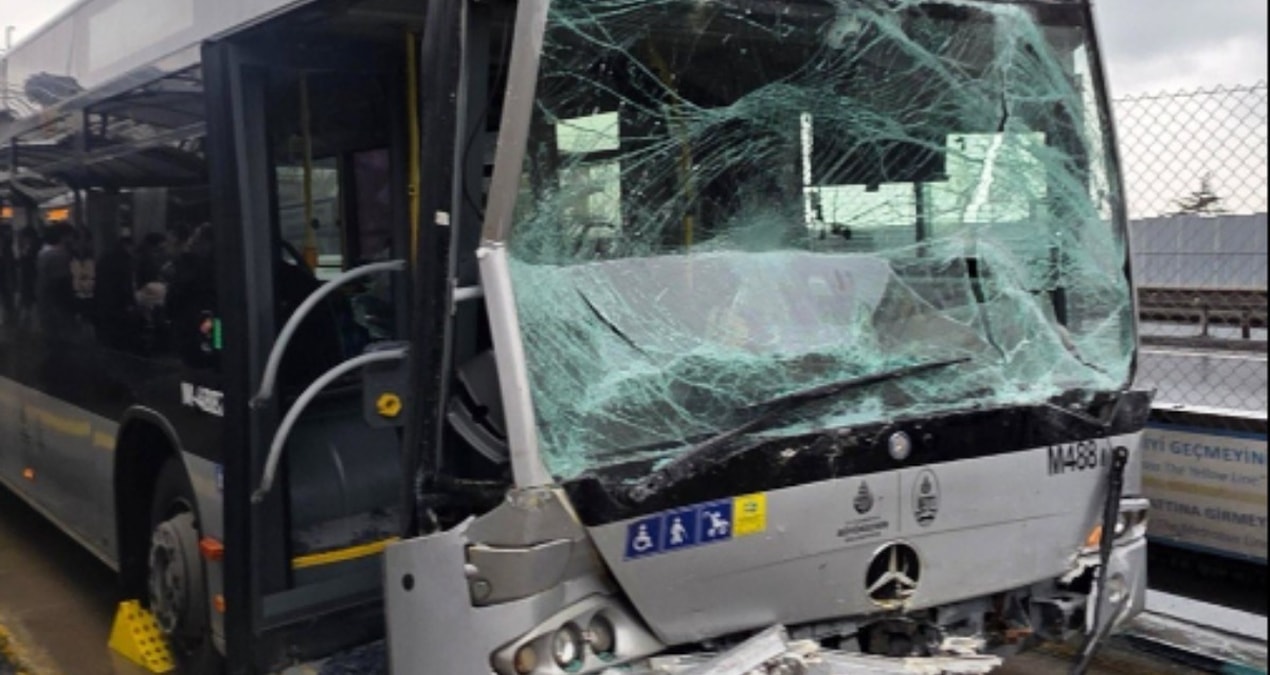 Sıcak Gündem: SON DAKİKA: Avcılar'da iki metrobüs çarpıştı: Yaralılar var - Son Dakika - Son Dakika Bilgileri