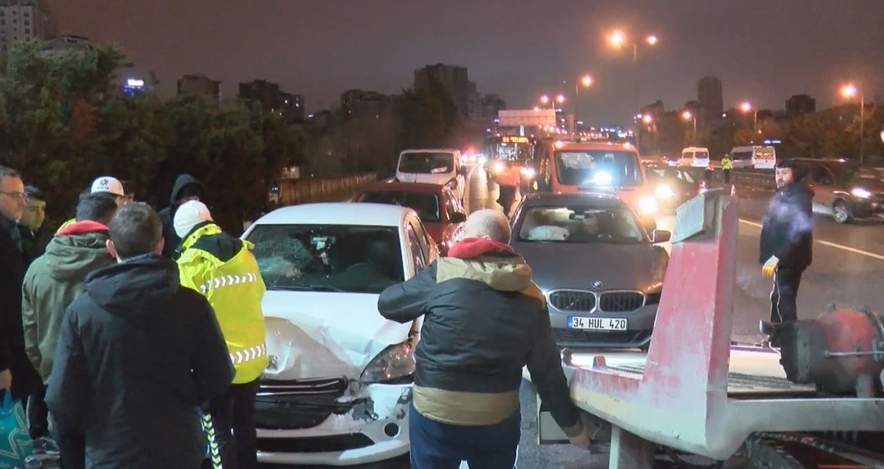 Son Gelişme: Tem Otoyolu'nda 8 araçlı zincirleme kaza: Trafik kilit! - Son Dakika | İşte Tüm Ayrıntılar