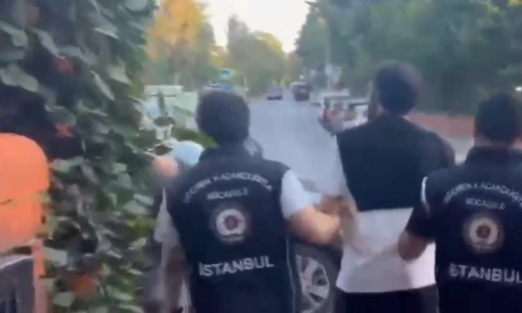 Son Gelişme: 13 ilde 1070 yabancıya usulsüz vatandaşlık operasyonunda 26 kişi hakkında tutuklama kararı verild