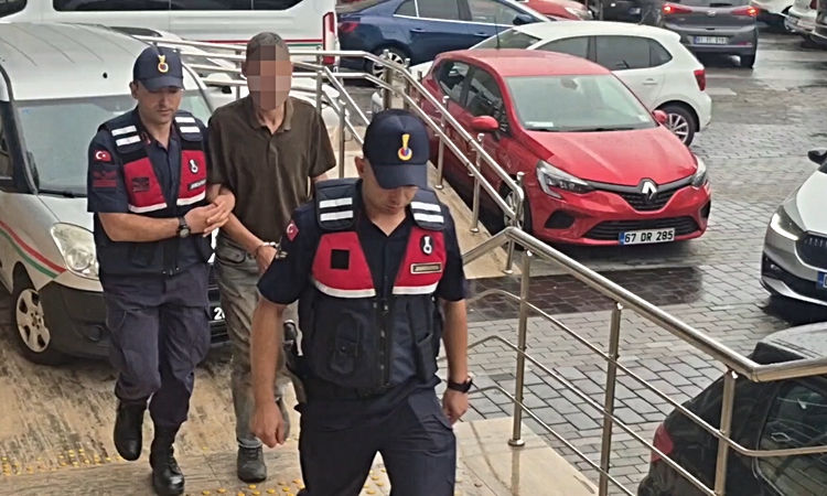 Son Gelişme: 17 yaşındaki kızlarını yatağa zincirledikleri iddia edilen çift yakalanarak gözaltına sevk edildi