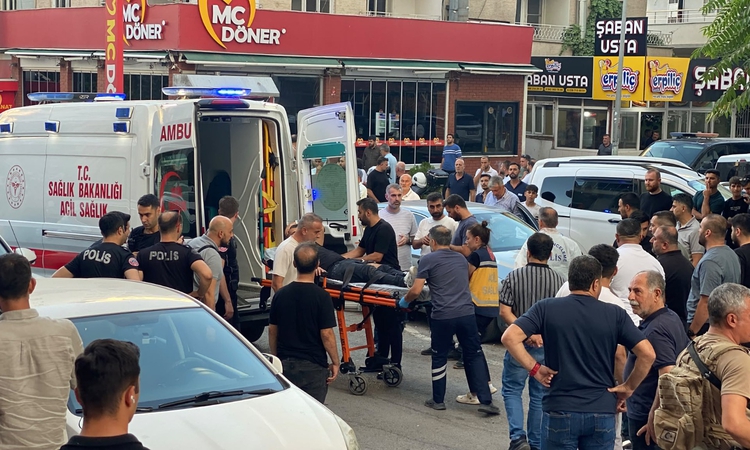 Son Gelişme: 2'si yoldan geçen 3 kişinin yaralandığı silahlı kavgaya ilişkin 1 tutuklama - Son Dakika Bilgiler