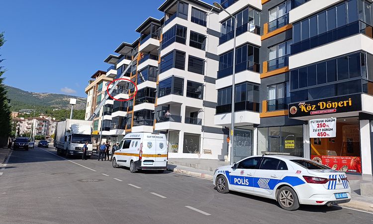 Son Gelişme: 3'üncü kattan düşen 3 yaşındaki çocuk ağır yaralandı: Gelişmeler Takip Ediliyor