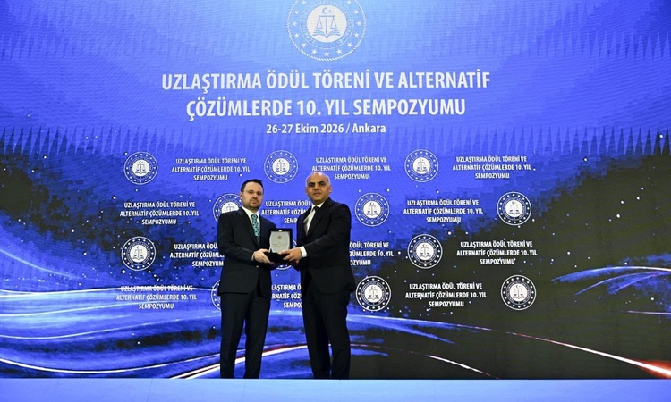 Son Gelişme: Adalet Bakanı Gürlek, Van Cumhuriyet Başsavcısı Kara'ya uzlaştırma ödülünü verdi