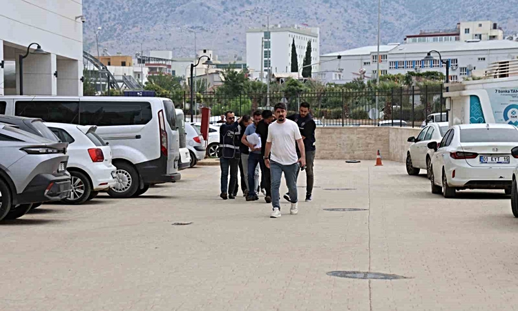 Son Gelişme: Adana Kozan'da silahla yaralama ve tehdit olaylarında 3 şüpheliden 2'si hakkında tutuklama kararı