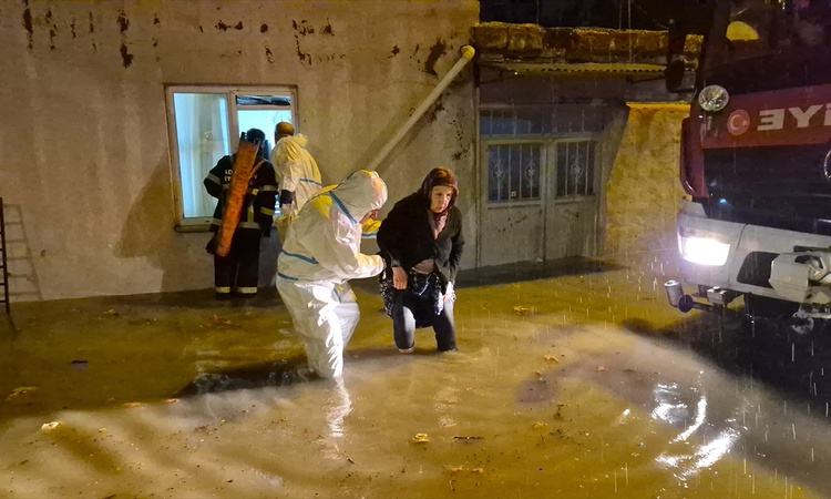 Son Gelişme: Adıyaman'da sağanakta mahsur kalan sürücüler itfaiye tarafından kurtarıldı
