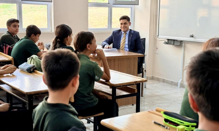 Son Gelişme: Adıyaman Tut Kaymakamı Bağış, Abuzer Yıldırım Ortaokulunda öğrencilerle buluştu
