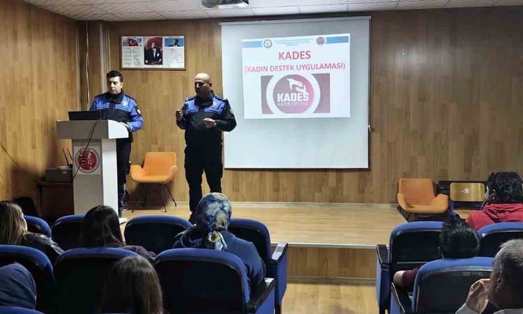 Son Gelişme: Afyonkarahisar'da polis lise öğrencilerine siber zorbalığı anlattı