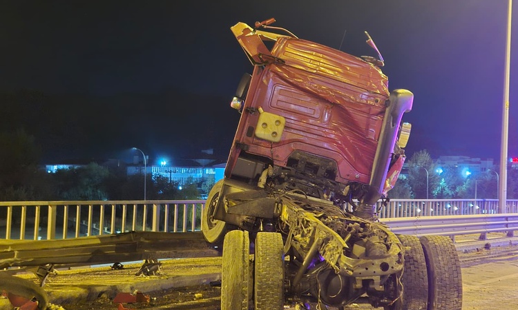 Son Gelişme: Afyonkarahisar'da TIR ile 3 otomobilin karıştığı kazada 1'i ağır 6 kişi yaralandı | İşte Tüm Ayrı