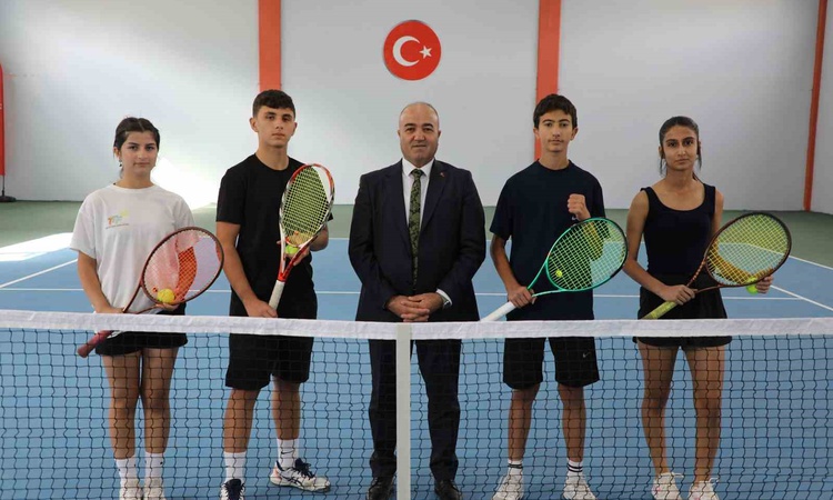 Son Gelişme: Ağrı'da 66 sporcunun mücadele ettiği Doğu Anadolu tenis turnuvası resmen start aldı ve Merak Edil