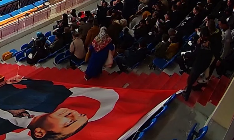 Son Gelişme: Aksaray'da güvenlik görevlisi, 29 Ekim töreninde yürüme güçlüğü çeken çocuğu indirdi - Son Dakika
