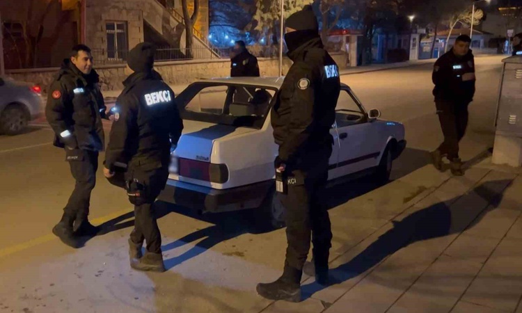 Son Gelişme: Aksaray polisi gece şok uygulamasında araçları ararken bıçak ve sopa ele geçirdi: Gelişmeler Taki