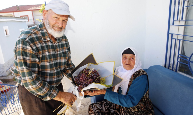 Son Gelişme: Aksaray'da Ramazan Keser, 58 yıllık eşine doğum gününde üzüm buketi hediye etti: Gelişmeler Takip