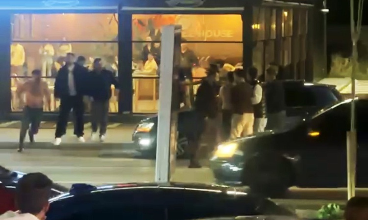 Son Gelişme: Aksaray'da yol verme kavgası kamerada, genç sürücülerden biri yaralandı