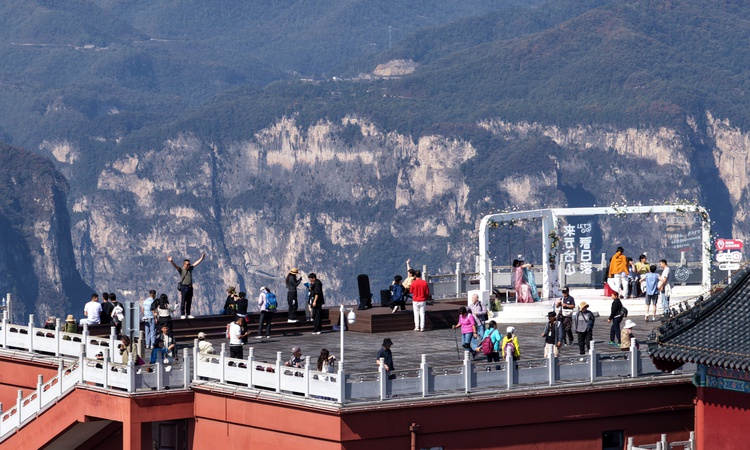 Son Gelişme: Albüm: Çin'deki Yuntai Dağı tabloları aratmayan manzaralarıyla turistleri ağırlıyor ve Merak Edil