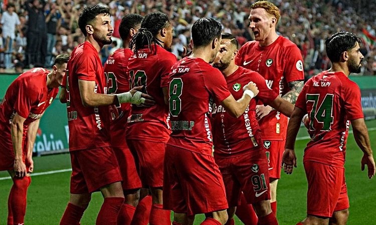 Son Gelişme: Amedspor, RAMS Başakşehir'i 5 golle sahadan sildi: Gelişmeler Takip Ediliyor