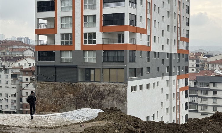 Son Gelişme: Ankara Mamak'ta istinat duvarı çöken 17 katlı apartman tahliye edildi