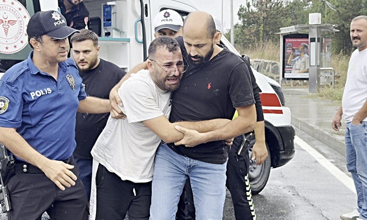 Son Gelişme: Arnavutköy'de devrilen kamyona hafriyat kamyonu çarptı, 2 şoför yaralandı - Son Dakika Bilgileri