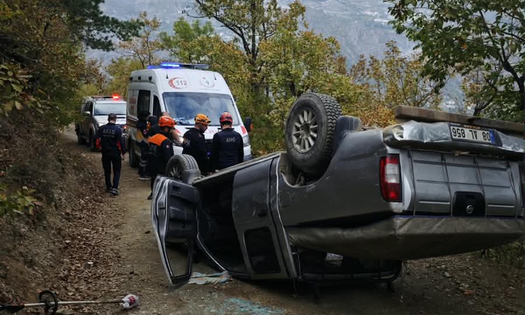 Son Gelişme: Artvin'de kamyonet yamaca çarpıp ters döndü, 2 kişi hafif yaralandı ve Merak Edilenler